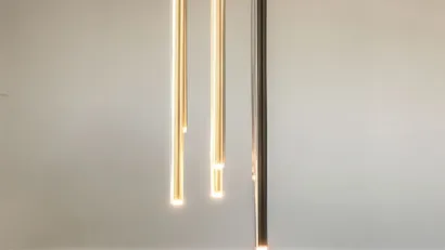 Lampada a sospensione Stilo S6 formata da 6 tubolari in metallo verniciato con trattamento satinato galvanico di Riflessi