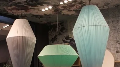 Lampada in tessuto plissettato a vari colori Theather di Adriani e Rossi