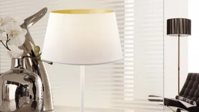 Lampada con paralume esterno bianco e interno oro Willer di Adriani e Rossi