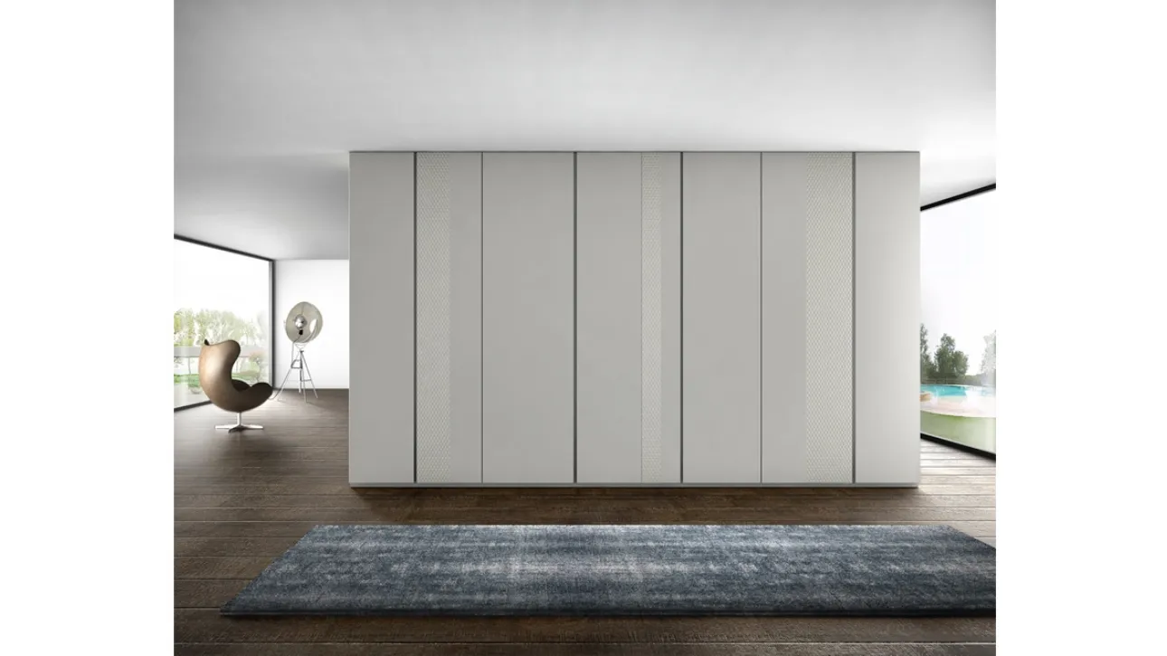 Armadio a muro a tutta altezza in laccato grigio chiaro e vetro Comp 10 di Voltan