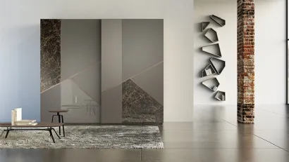 Armadio Comp 13  in laccato opaco con inserti in ceramica, vetro e bronzo graffiato di Voltan