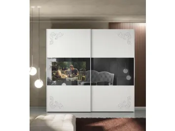 Armadio con ante scorrevoli Fanny in frassino bianco con decorazioni in glitter argento e vetri stopsol con predisposizione per TV di Adriatica