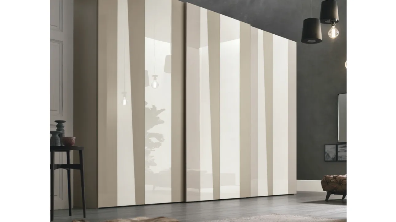 Armadio con anta scorrevole di Tomasella con ante in vetro lucido bianco gesso e struttura in laccato opaco bianco gesso modello Kelly