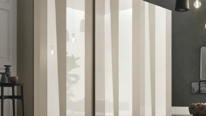 Armadio con anta scorrevole di Tomasella con ante in vetro lucido bianco gesso e struttura in laccato opaco bianco gesso modello Kelly
