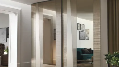 Armadio anta scorrevole Madras con anta in specchio decorato effetto tela, satinato, decorato effetto legno, bronzato e decorato effetto quadri di Tomasella