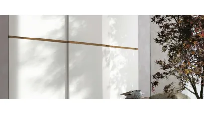 Armadio anta scorrevole Meridiana in laccato opaco bianco gesso di Tomasella