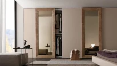 Armadio con ante scorrevoli Mirror in laccato opaco e a specchio con cornice in pelle di Presotto