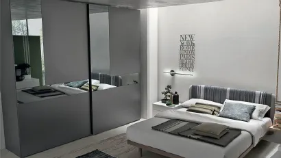 Armadio Cristal in laccato opaco antracite con ante specchio grigio e grigio satinato di Tomasella