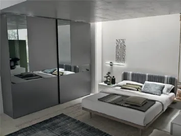Armadio Cristal in laccato opaco antracite con ante specchio grigio e grigio satinato di Tomasella