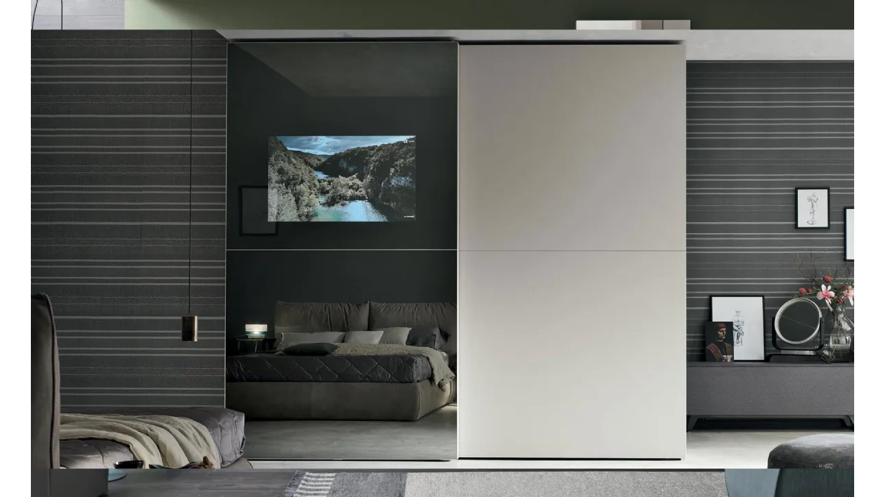 Armadio anta scorrevole Vision con Tv integrata, struttura in laccato opaco hot 127 di Tomasella