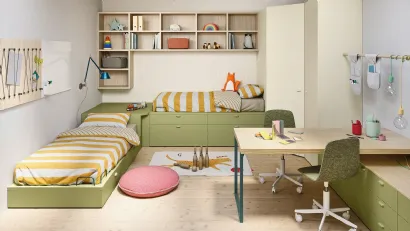 Cameretta su misura con 2 letti e armadio ad angolo Kids space 04 di Nidi