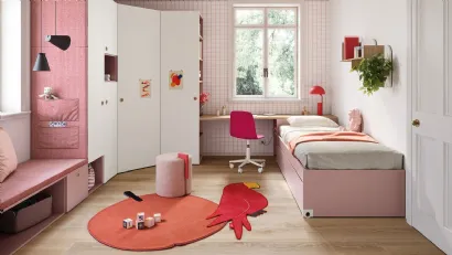 Cameretta con doppio letto, cabina armadio ad angolo e panca divano contenitore Kids space 07 di Nidi