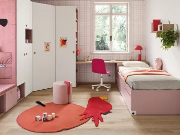 Cameretta con doppio letto, cabina armadio ad angolo e panca divano contenitore Kids space 07 di Nidi