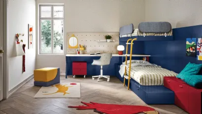 Cameretta sviluppata interamente ad angolo con letto a castello Kids space 09 di Nidi
