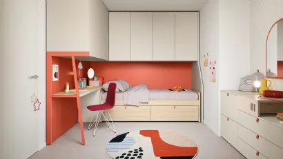 Cameretta con cassettoni in legno e armadiatura in laccato Kids space 26 di Nidi