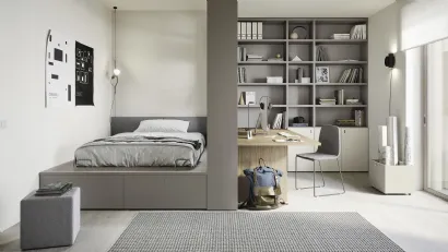 Cameretta componibile con letto su cassettone, scrivania e ampia libreria Next space 02 di Nidi