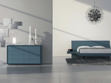 Comò in laccato opaco blu acciaio con frontale inciso 555 02 di Voltan