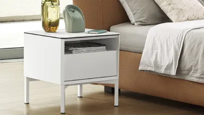 Comodino York in laccato Bianco opaco con piedini in metallo di Calligaris