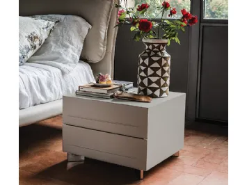 Comodino in legno con cassetti rivestiti in ecopelle Dyno di Cattelan Italia