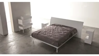 Comodino sagomato Space in laccato bianco opaco di Voltan