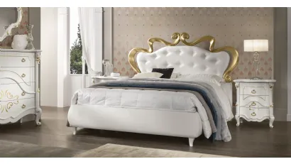 Letto classico in ecopelle con testiera trapuntata con bordo in legno decorato in oro laccato Athena di Adriatica