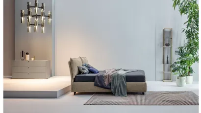 Letto in tessuto imbottito con testiera Blanca di Twils
