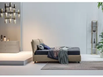 Letto in tessuto imbottito con testiera Blanca di Twils