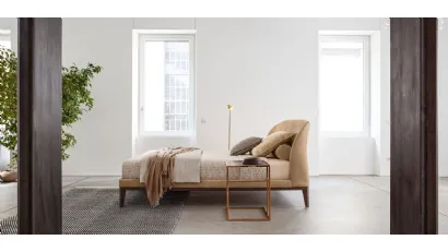 Letto matrimoniale con testiera in tessuto e struttura in legno Carnaby Wood di Twils