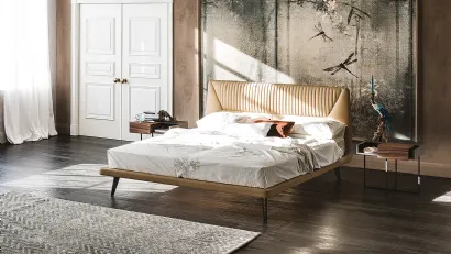 Letto con testiera sagomata imbottita e rivestita in ecopelle Amadeus di Cattelan Italia