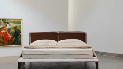 Letto in tessuto imbottito con testiera Capri Legno di Horm