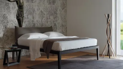 Letto in legno con testiera in tessuto imbottito Moheli di Horm