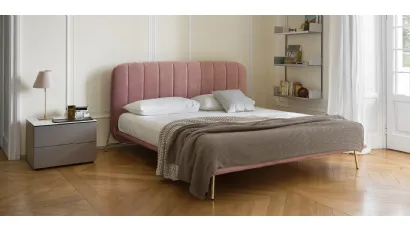 Letto imbottito in microfibra con testiera dalle cuciture verticali Le Marais di Calligaris