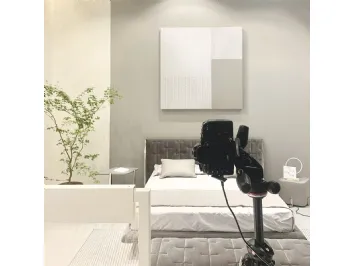 Letto con testiera in velluto grigio con lavorazione trapuntata Muzzle di Max Divani