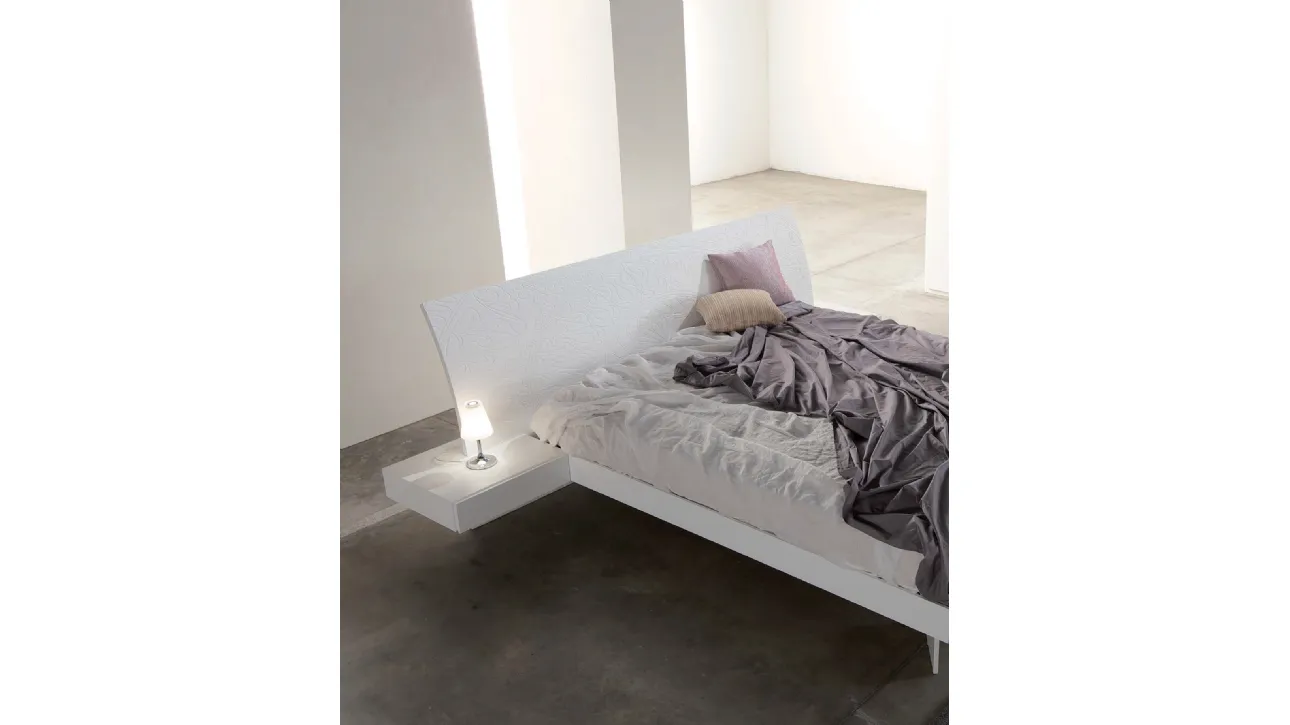 Letto in laccato bianco opaco con incisione floreale My Love 01 di Voltan