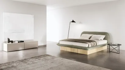 Letto con contenitore rivestito in legno plissettato, caratterizzato da una imbottitura soffice dai bordi stondati Plica di Presotto