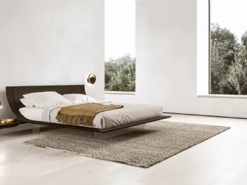 Letto di design Aqua in essenza rovere seppia con testiera di Presotto