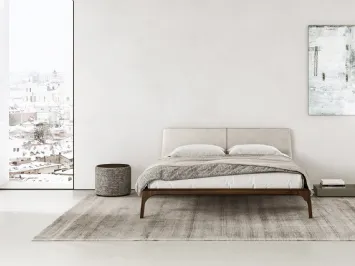 Letto in legno con testiera rivestita in ecopelle Relevè di Presotto