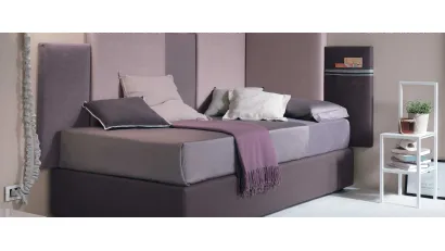 Letto singolo sommier Corner con boiserie rivestita in tessuto di Tomasella