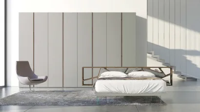 Letto con testiera in abete tinta tabacco con 4 cuscini in econabuk cenere, giroletto laccato opaco grigio e piedi in vetro Space 02 di Voltan