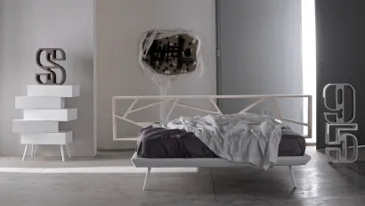 Letto con testiera in abete e giroletto in ecopelle Space 01 di Voltan