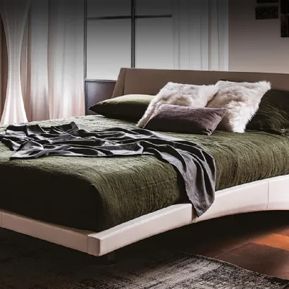 Letto in rovere gessato con testiera con pannelli in ecopelle imbottita Roger di Adriatica