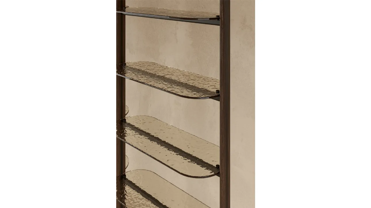 Libreria a muro con ripiani in vetro, montante in legno e struttura in metallo Stem di Nature Design