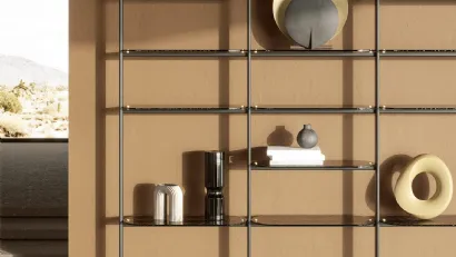 Libreria a muro con ripiani in vetro e struttura in metallo Stem di Nature Design