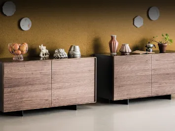 Madia in legno di rovere bruciato con piedi in acciaio Oxford di Cattelan Italia