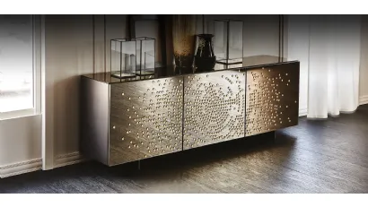 Madia con ante in cristallo specchiato bronzo acidato con decori in rilievo in nero lucido Voyager di Cattelan Italia