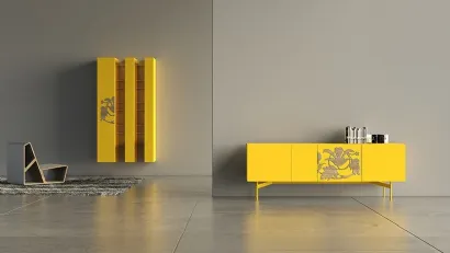 Madia Comp 16 in laccato opaco giallo e bassorilievo in quercia di Voltan