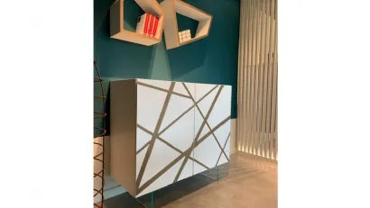 Madia Alta in laccato bianco con inserto in bronzo graffiato e piedini in vetro Comp 24 di Voltan