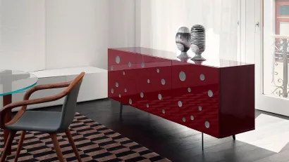 Madia in laccato lucido con inserti circolari in metacrilato che si illuminano accendendo le luci interne Polka Dots di Horm