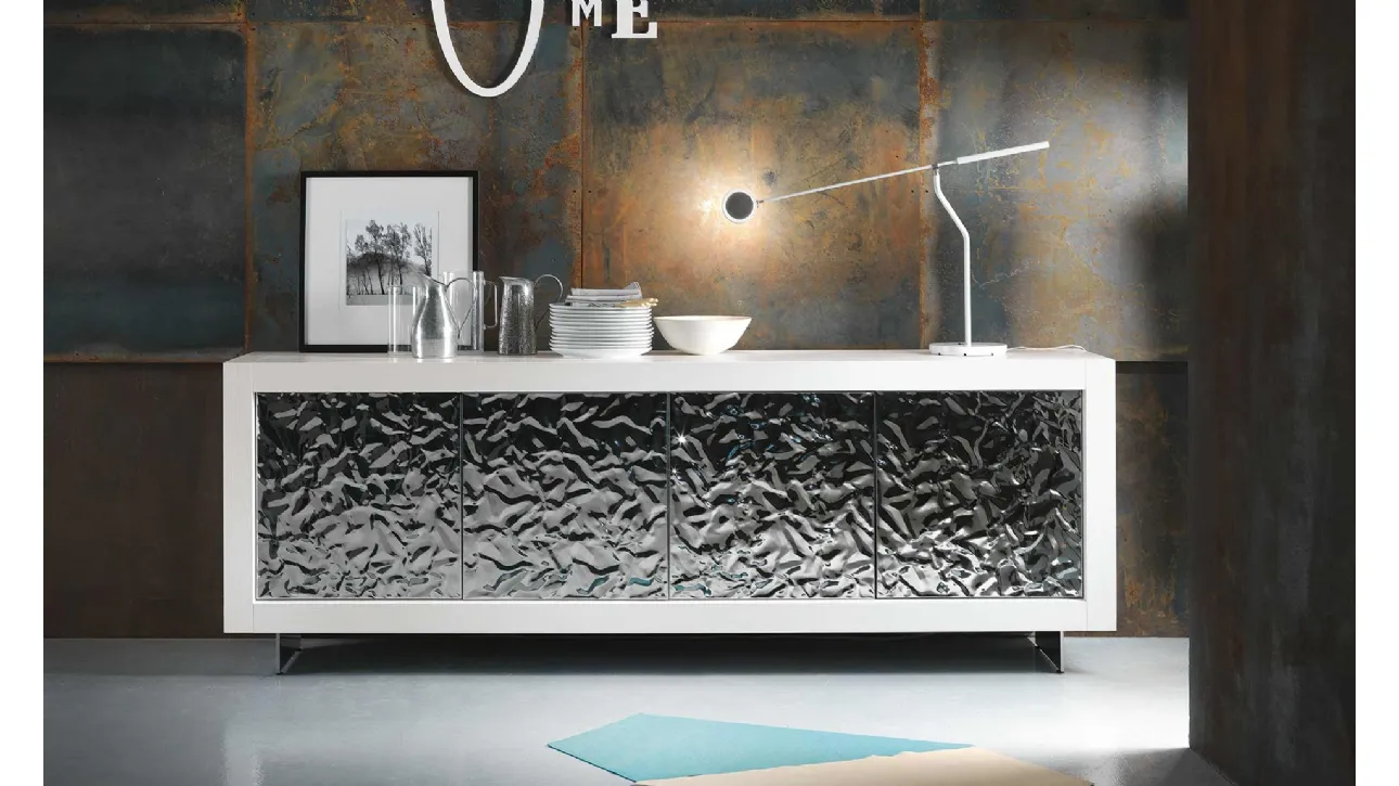 Madia Picasso P12 Mito in legno di Rovere tinto bianco con ante rivestite in acciaio martellato finitura argento di Riflessi