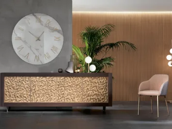 Madia Picasso P12 Mito in legno di Rovere con ante rivestite in acciaio martellato finitura foglia rame di Riflessi